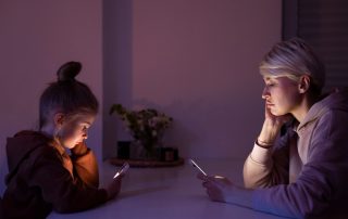 Mamma e figlia al cellulare